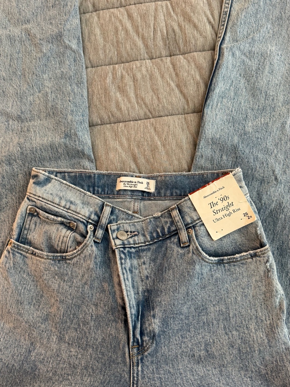 Abercrombie & Fitch '90s Straight Ultra High Rise Jeans - Light Wash Blue